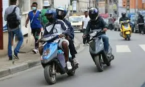 Conducteurs de motos à Madagascar — permis de conduire