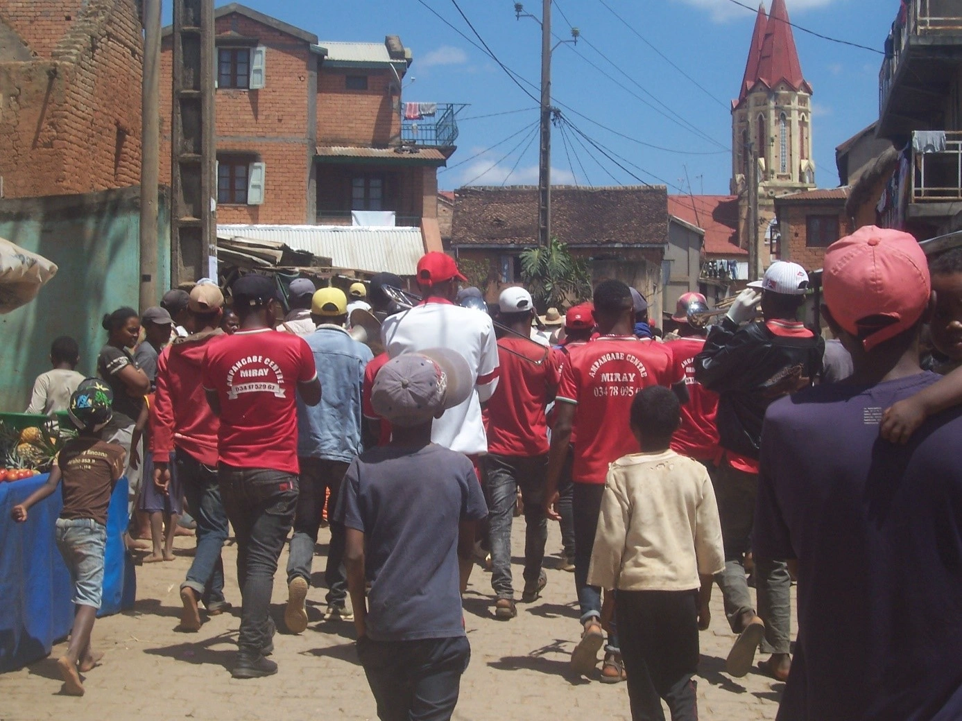 foules suivent les bouviers